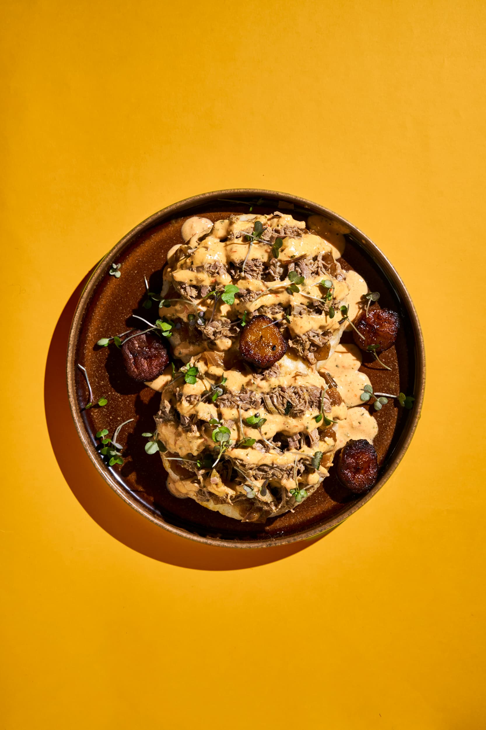 Masa Yassa : effiloché d'agneau, oignons yassa et sauce piri-piri