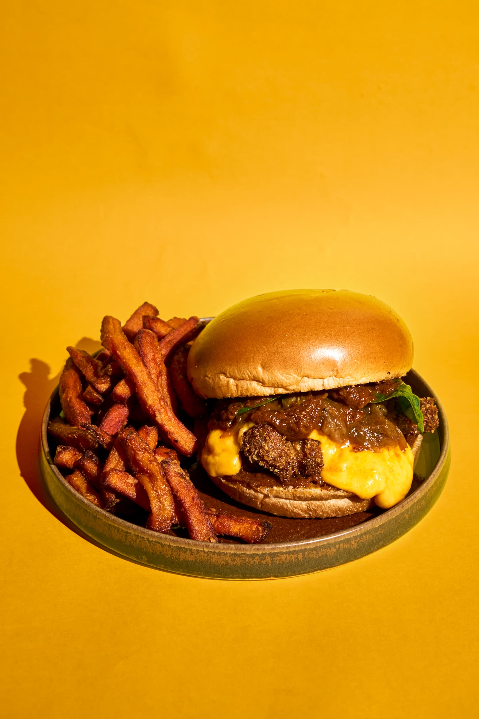 Yassa Burger : Kuti Fried Chicken, oignons yassa et cheddar